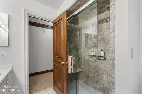 Bath - 121 Vendome, Grosse Pointe Farms, MI 48236 photo 2 of 5