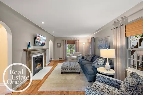 Living - 2100 Fleetwood, Grosse Pointe Woods, MI 48236 photo 4 of 4