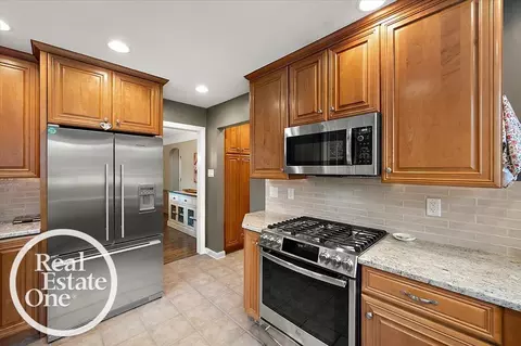 Kitchen - 2100 Fleetwood, Grosse Pointe Woods, MI 48236 photo 3 of 6