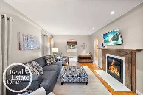 Living - 2100 Fleetwood, Grosse Pointe Woods, MI 48236 photo 3 of 4