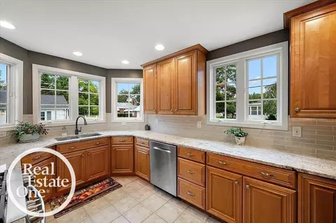Kitchen - 2100 Fleetwood, Grosse Pointe Woods, MI 48236 photo 6 of 6