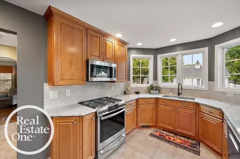 Kitchen - 2100 Fleetwood, Grosse Pointe Woods, MI 48236 photo 4 of 6