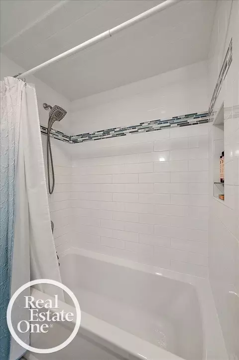 Bath - 2100 Fleetwood, Grosse Pointe Woods, MI 48236 photo 6 of 6