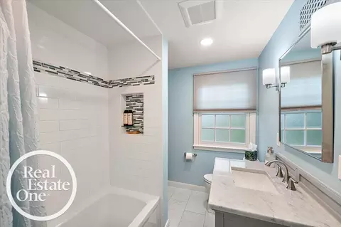 Bath - 2100 Fleetwood, Grosse Pointe Woods, MI 48236 photo 3 of 6