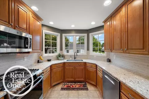 Kitchen - 2100 Fleetwood, Grosse Pointe Woods, MI 48236 photo 5 of 6