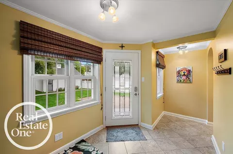 Entry Way - 2100 Fleetwood, Grosse Pointe Woods, MI 48236 photo 3 of 5