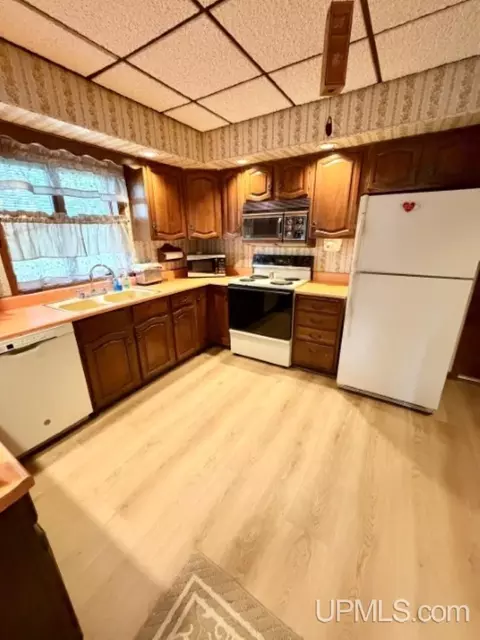 Kitchen - 727 Michigan, Ishpeming, MI 49849 photo 3 of 4