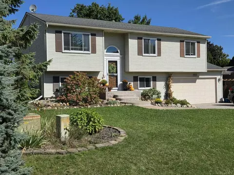 9060 Wildwood Lk, Whitmore Lake, MI 48189