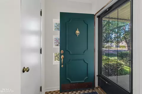 520 Hampton, Grosse Pointe Woods, MI 48236 photo 2