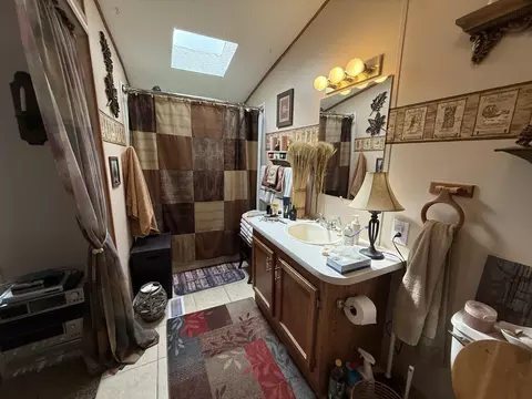Bath - 1859 Pratt Lk, Gladwin, MI 48624 photo 2 of 6