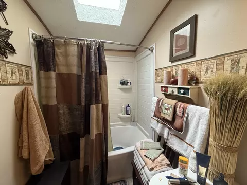 Bath - 1859 Pratt Lk, Gladwin, MI 48624 photo 3 of 6