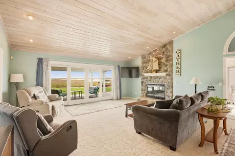 Living - 1100 Cove, Au Gres, MI 48703 photo 2 of 7