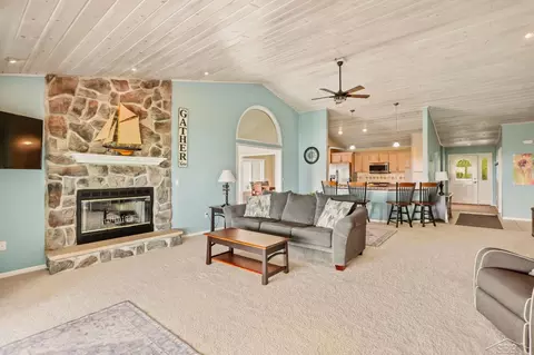 Living - 1100 Cove, Au Gres, MI 48703 photo 4 of 7