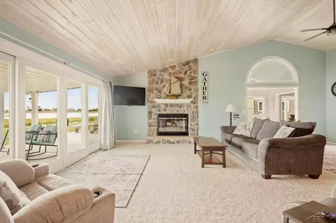 Living - 1100 Cove, Au Gres, MI 48703 photo 3 of 7