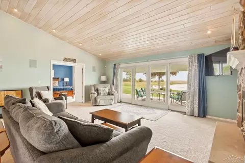 Living - 1100 Cove, Au Gres, MI 48703 photo 5 of 7