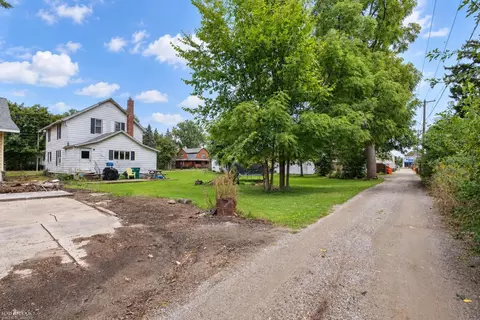 Exterior - 820 E Main, Owosso, MI 48867 photo 3 of 8