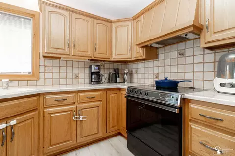 Kitchen - 270 E Sterns, Temperance, MI 48182 photo 3 of 4