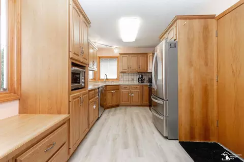 Kitchen - 270 E Sterns, Temperance, MI 48182 photo 1 of 4