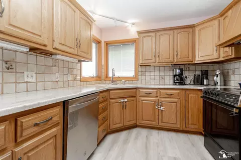 Kitchen - 270 E Sterns, Temperance, MI 48182 photo 2 of 4