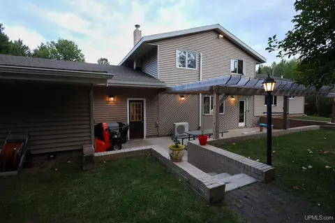 118 Johnson, Negaunee, MI 49866