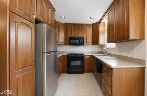 Kitchen - 402 Roland, Grosse Pointe Farms, MI 48236 photo 2 of 2