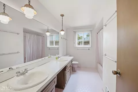Bath - 402 Roland, Grosse Pointe Farms, MI 48236 photo 3 of 3