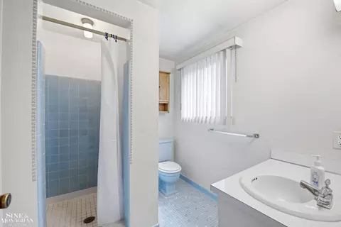 Bath - 402 Roland, Grosse Pointe Farms, MI 48236 photo 2 of 3