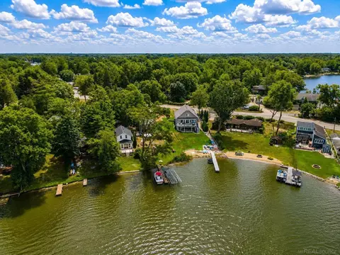 9322 Cedar Is, White Lake, MI 48386