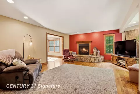 Living - 4090 N Fordney, Hemlock, MI 48626 photo 2 of 8