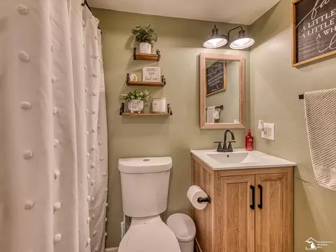 Bath - 7735 Coventry, Temperance, MI 48182 photo 2 of 4