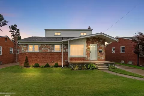 28924 Hughes, Saint Clair Shores, MI 48081