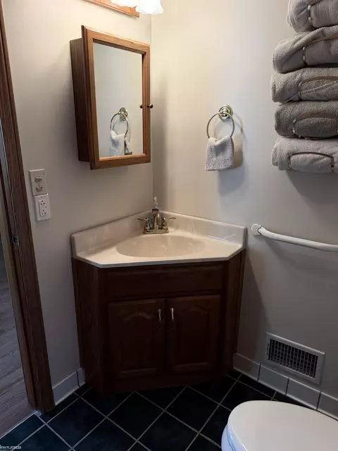 Bath - 3 High, Yale, MI 48097 photo 4 of 5