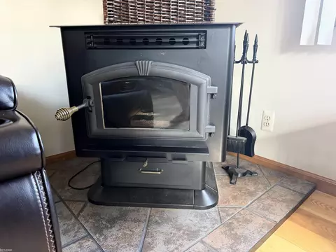 Living - 3 High, Yale, MI 48097 photo 3 of 3