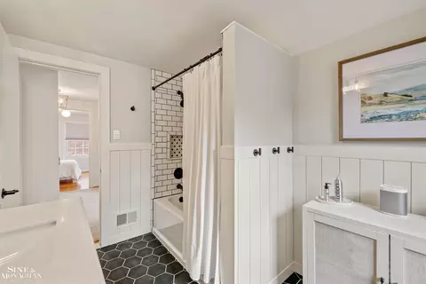 Bath - 1301 Torrey, Grosse Pointe Woods, MI 48236 photo 6 of 6
