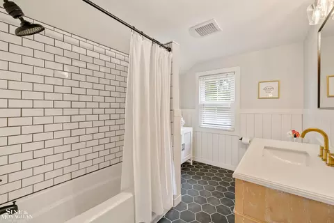 Bath - 1301 Torrey, Grosse Pointe Woods, MI 48236 photo 3 of 6