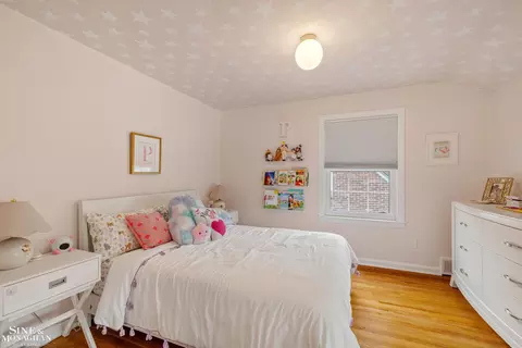 Bedroom - 1301 Torrey, Grosse Pointe Woods, MI 48236 photo 4 of 6
