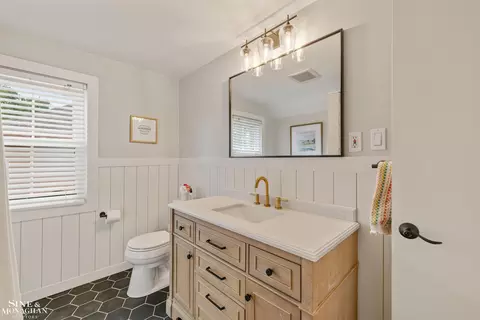 Bath - 1301 Torrey, Grosse Pointe Woods, MI 48236 photo 5 of 6