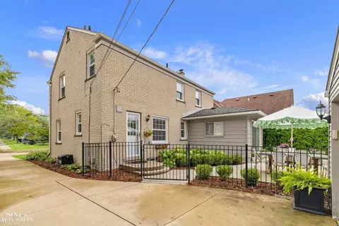 Exterior - 1301 Torrey, Grosse Pointe Woods, MI 48236 photo 2 of 13
