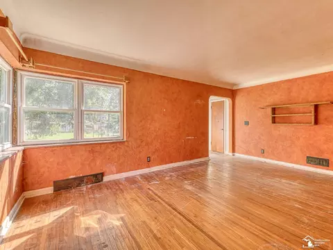 Living - 564 Castella, Temperance, MI 48182 photo 3 of 4