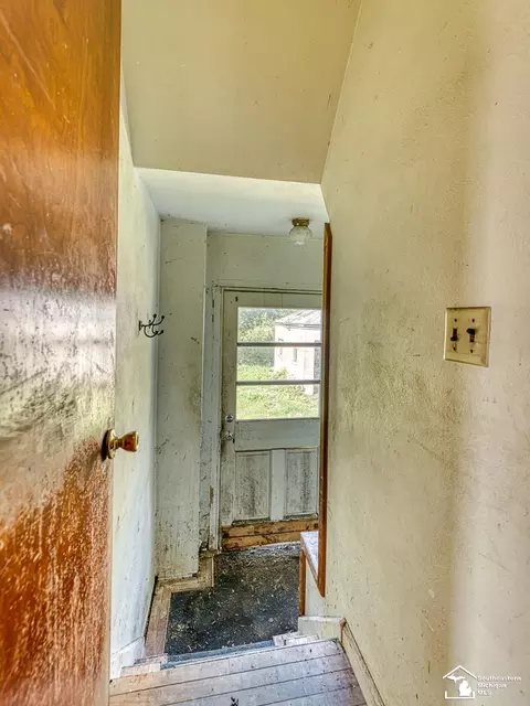 Entry Way - 564 Castella, Temperance, MI 48182 photo 3 of 3
