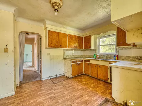 Kitchen - 564 Castella, Temperance, MI 48182 photo 2 of 2