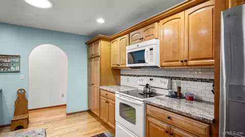 Kitchen - 43 Sandy, Gladstone, MI 49837 photo 3 of 5
