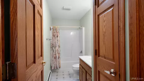 Bath - 43 Sandy, Gladstone, MI 49837 photo 3 of 6