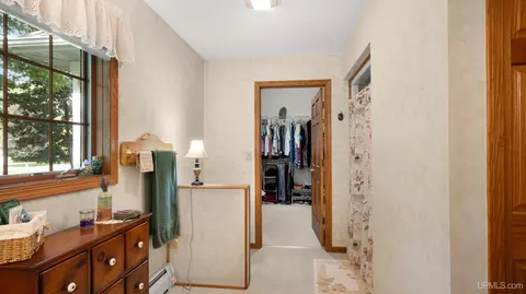 Entry Way - 43 Sandy, Gladstone, MI 49837 photo 2 of 5
