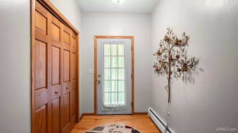 Entry Way - 43 Sandy, Gladstone, MI 49837 photo 1 of 5