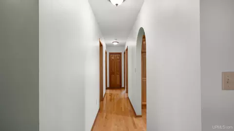Entry Way - 43 Sandy, Gladstone, MI 49837 photo 3 of 5