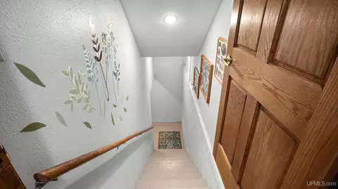 Entry Way - 43 Sandy, Gladstone, MI 49837 photo 5 of 5