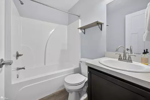 Bath - 1419 Pondview, Davison, MI 48423 photo 4 of 5