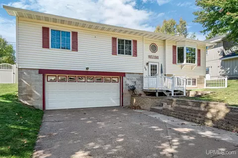 Exterior - 160 S Lilac, Ishpeming, MI 49849 photo 4 of 8