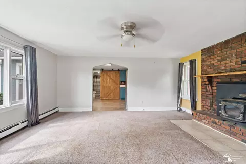 Living - 9111 S Telegraph, Temperance, MI 48182 photo 2 of 4